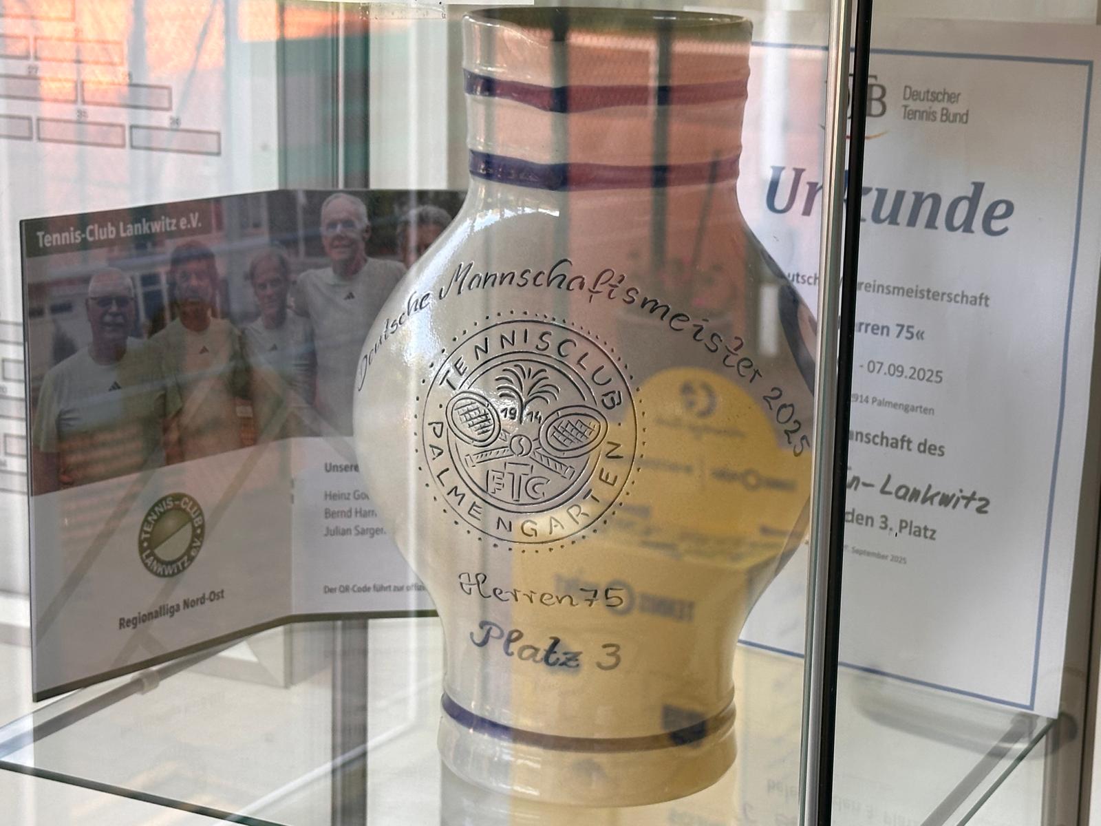75er-DMM-2025-Pokal-in-Vitrine.jpeg